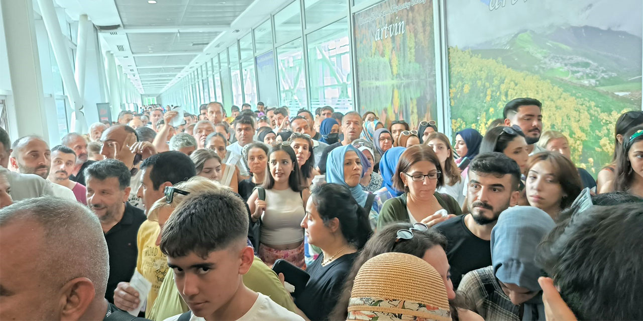 Yurt dışı cep telefonu kayıt ücreti artışı Sarp Sınır Kapısı'nda yoğunluğa neden oldu
