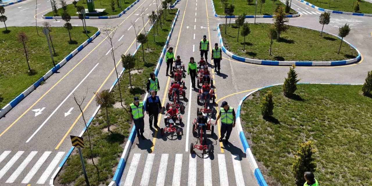 Trafik Jandarmasından Öğrencilere Uygulamalı Trafik Eğitimi