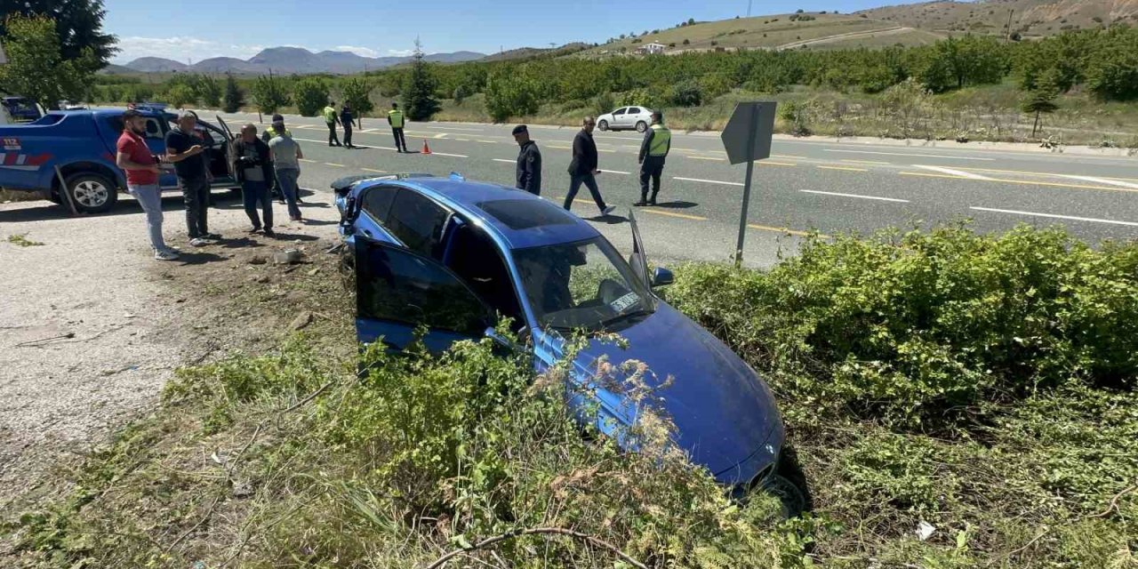Lüks Araç Yoldan Çıktı: 1’i Ağır 2 Yaralı