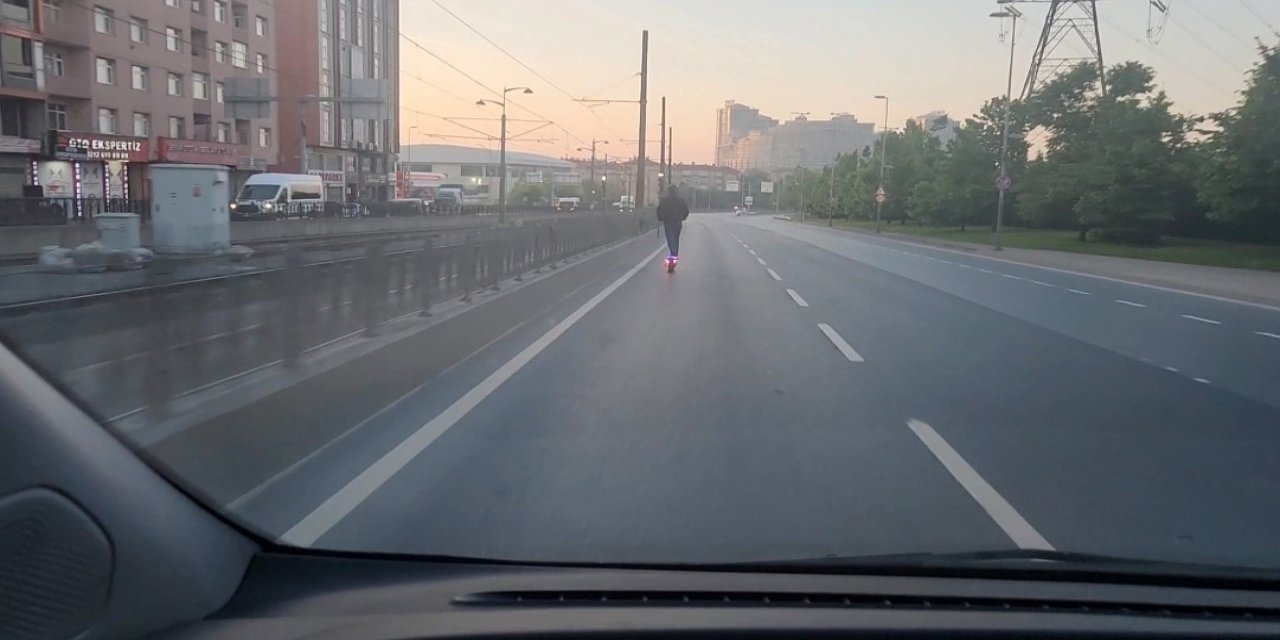 Sultangazi’de Elektrikli Scooter Sürücüsünün Tehlikeli Yolculuğu Kamerada