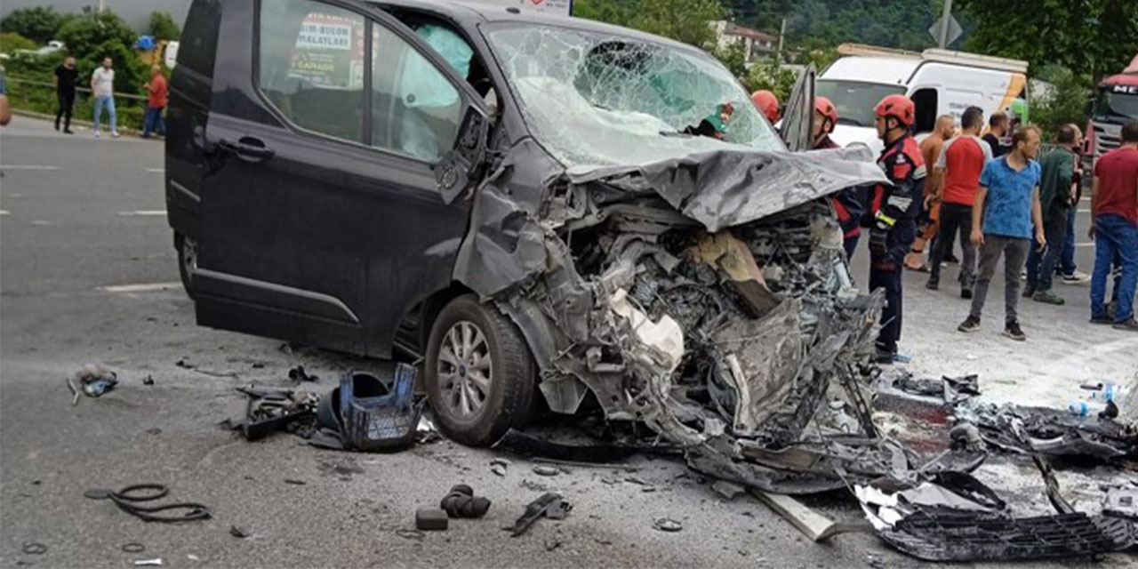 Trabzon’da yakıt tankeri ile Arap turistleri taşıyan minibüs çarpıştı: 5 yaralı