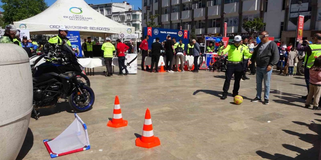 Sürücü Ve Yayalara Trafik Bilgilendirmesi