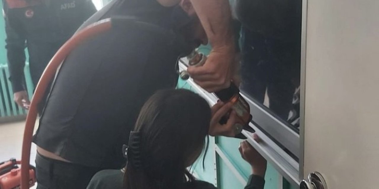 Burdur’da Eli Akıllı Tahtaya Sıkışan Öğrenci Afad Ekiplerince Kurtarıldı