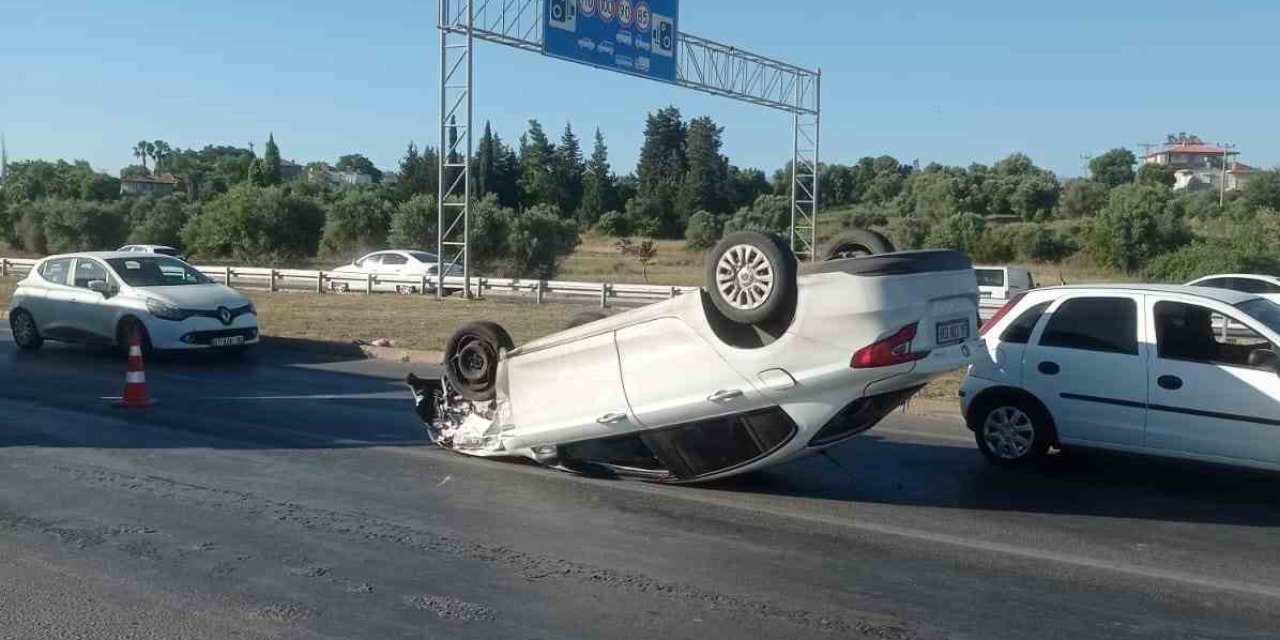 Lastiği Patlayan Otomobil Önündeki Araca Çarpıp Devrildi: 2 Yaralı