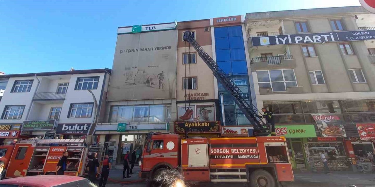 Sorgun’da İş Merkezinde Çıkan Yangın Söndürüldü