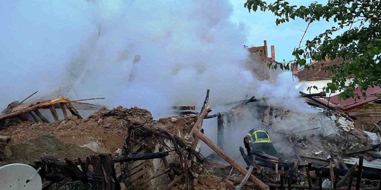 Hisarcık’ta Ahşap Ev Yangını