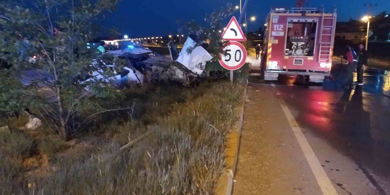 Sivas’ta Refüjdeki Ağaç Ve Direklere Çarpan Otomobil Hurdaya Döndü: 4 Yaralı