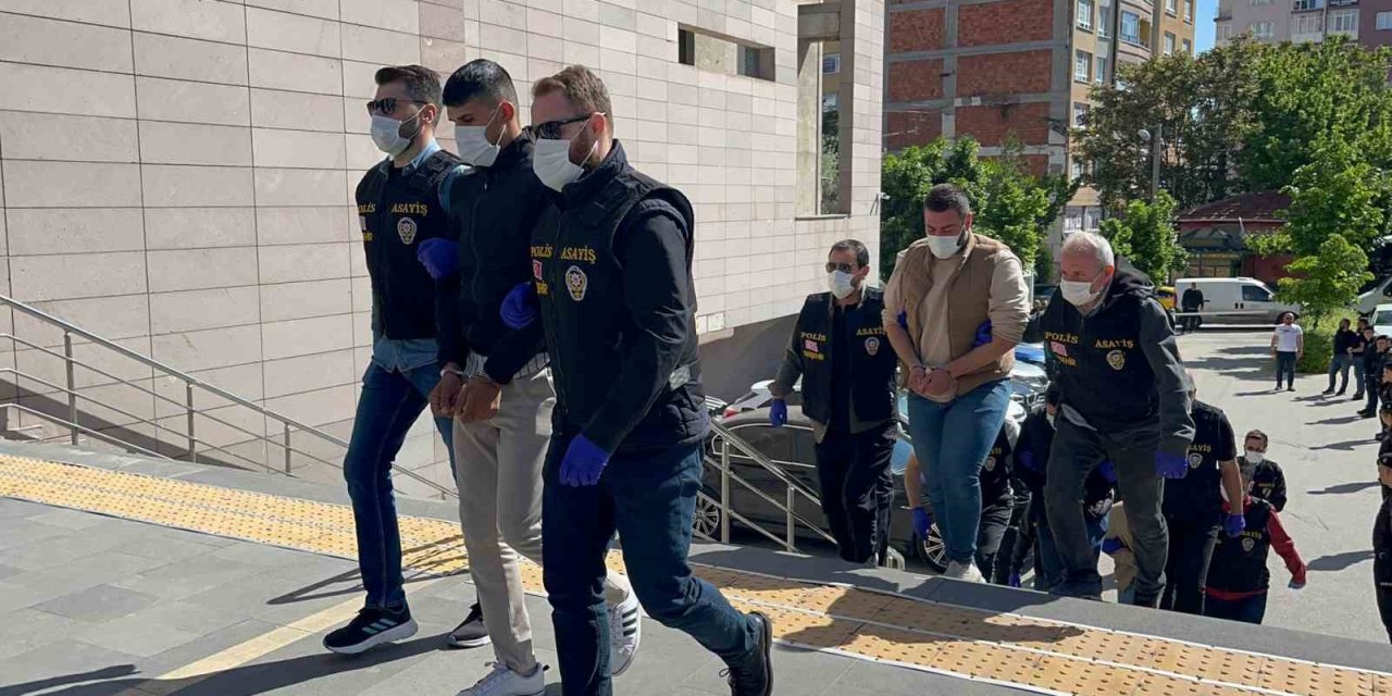 Kavga Ettikleri Şahsı Bıçaklayan 5 Kişiden 3’ü Tutuklandı