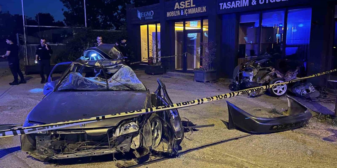 Elektrik Direğine Çarpan Otomobil İkiye Bölündü: 1 Ölü, 1 Yaralı