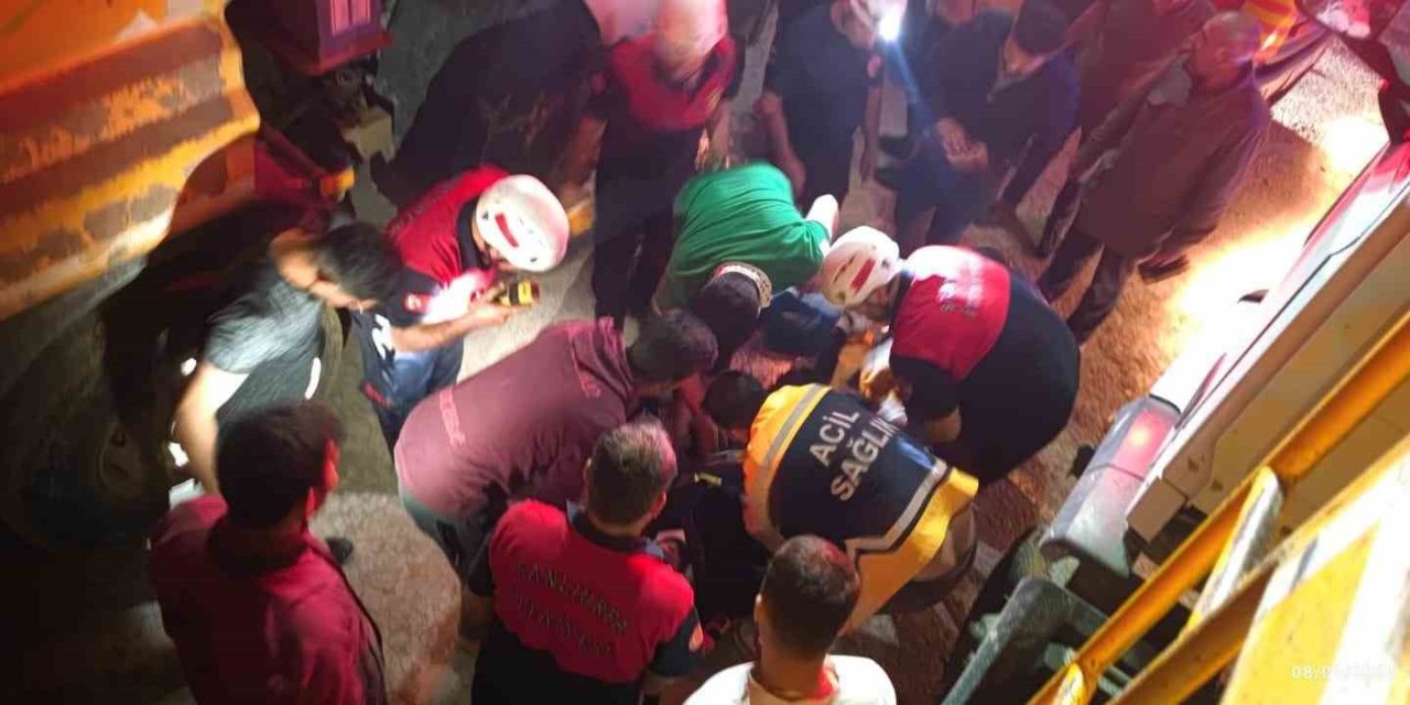 Böyle Kaza Görülmedi: İnşaat Çukuruna Devrilen Araç Kamyonun Kasasına Girdi