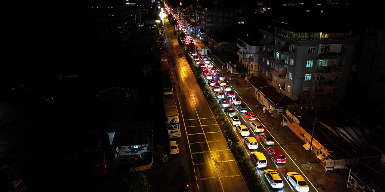 Sarp Sınır Kapısı'nda tır kuyruğu değil telefon kuyruğu