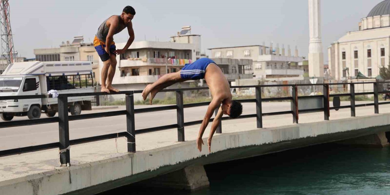 Adana’da Gençlerin Sulama Kanallarında Tehlikeli Serinliği Sürüyor