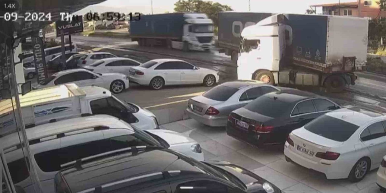 Tır Şoförünün Ustalığı Faciayı Önledi: O Anlar Kamerada