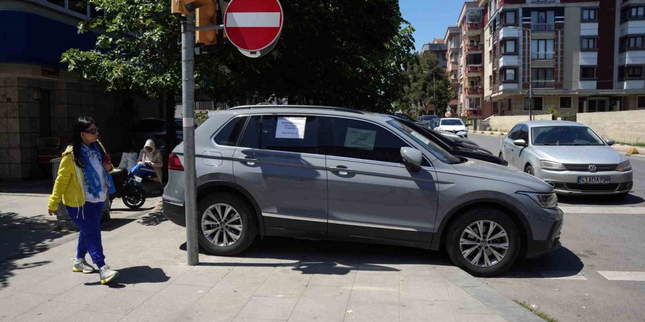 İkinci El Araç Piyasasında Geleneksel Cam İlanları Yeniden Popülerlik Kazandı