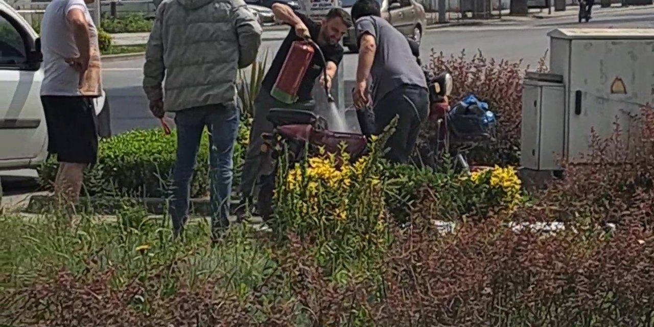 Duman Çıkaran Elektrikli Bisiklete Esnaf Müdahale Etti