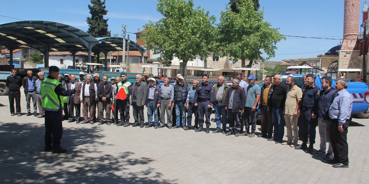 Traktör Sürücülerine Reflektör Ve Yelek Dağıtıldı