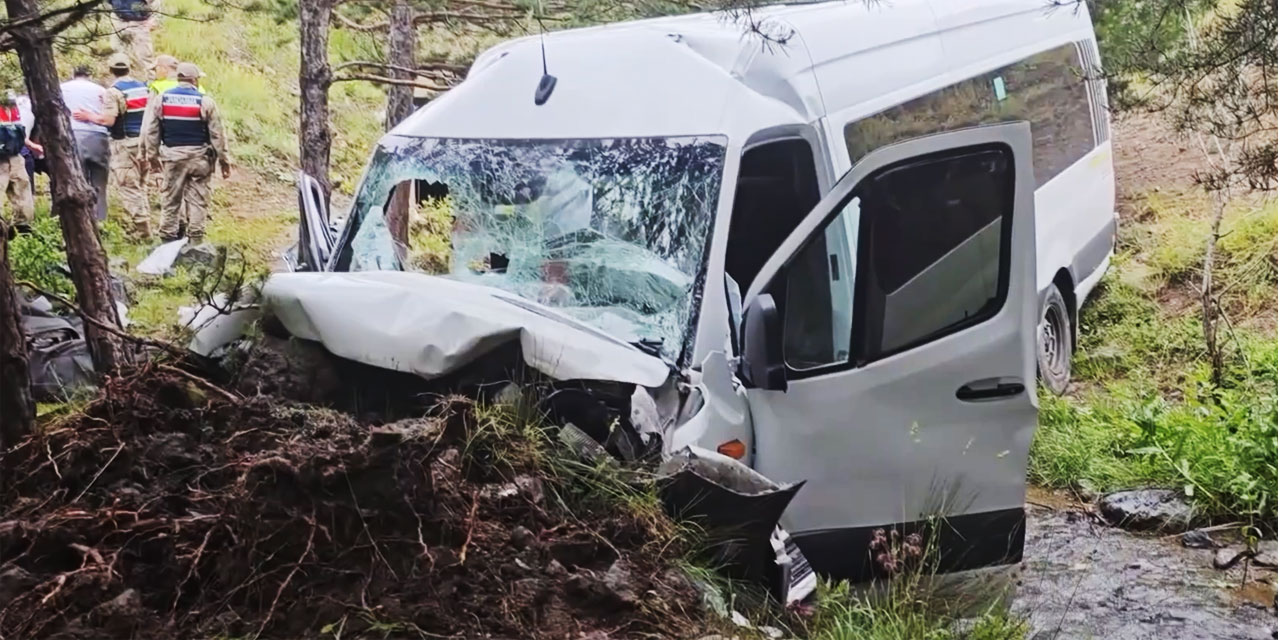 Erzincan'da şarampole devrilen minibüsteki 4 kişi öldü, 10 kişi yaralandı