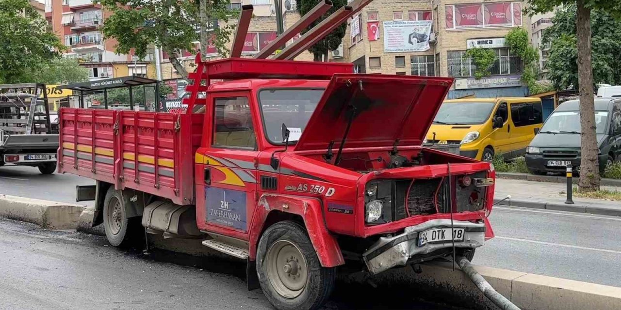 Kartal’da Freni Patlayan Kamyonet 2 Araca Çarptı: 1 Yaralı