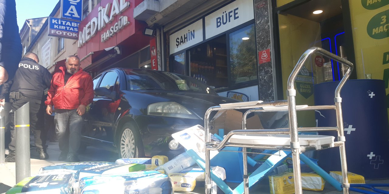 Otomobil, kaldırıma çıkıp dükkanlara çarptı; iş yeri sahipleri son anda kurtuldu