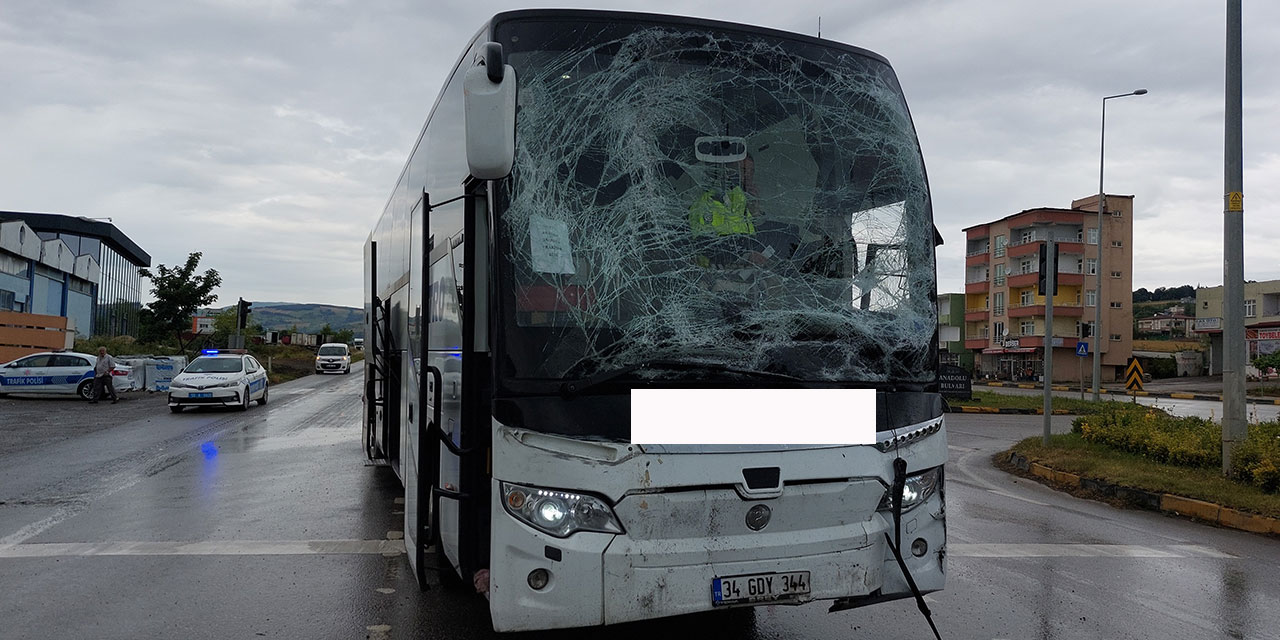Rize yolcu otobüsü düğüne gidenleri taşıyan otobüse arkadan çarptı: 6 yaralı