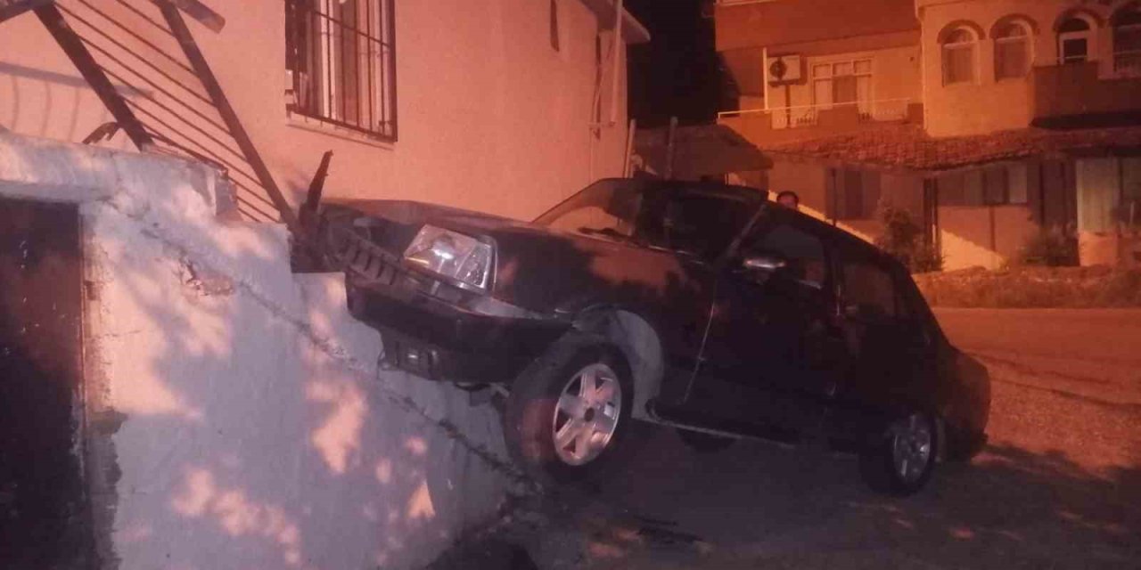 Kontrolden Çıkan Otomobil Binaya Çarptı