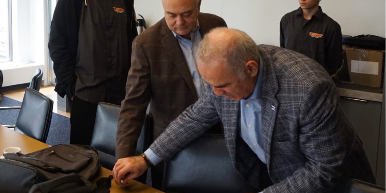 Mersinli Santranççı Barış Özenir, Kasparov’dan İmzalı Satranç Tahtası Aldı