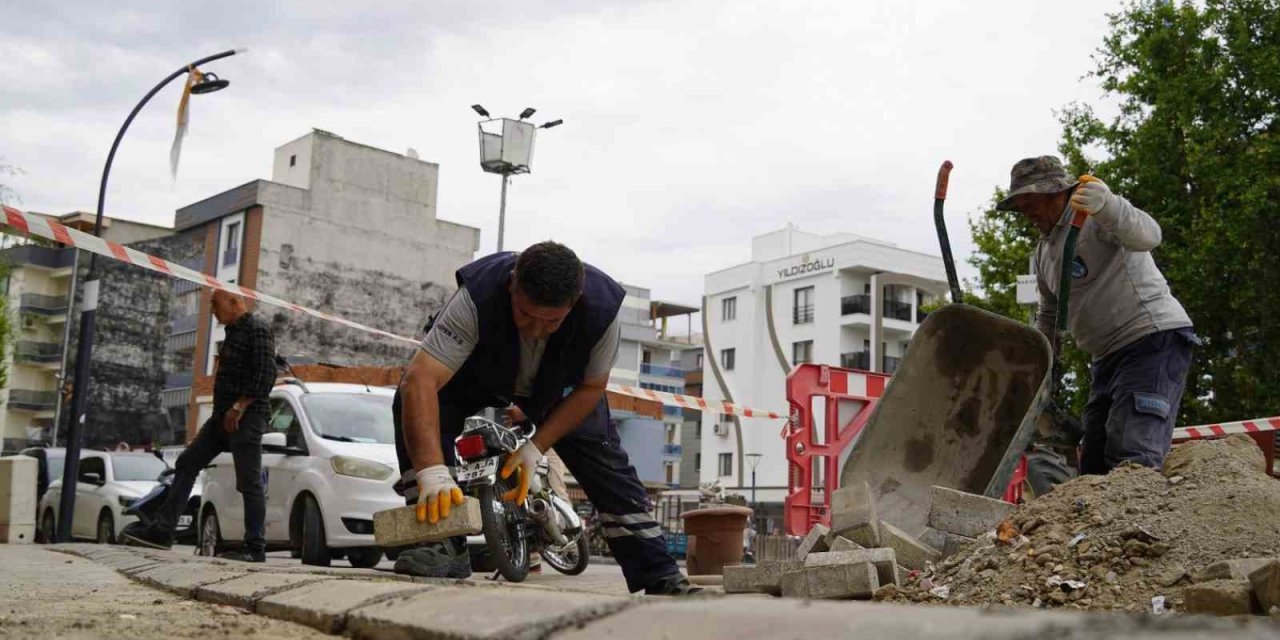 Yunusemre Bozulan Kaldırımları Onarıyor