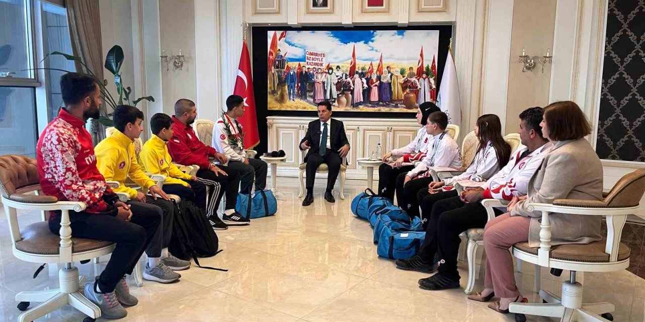 Şampiyon Sporcular Esenyurt Belediyesi’ni Ziyaret Etti