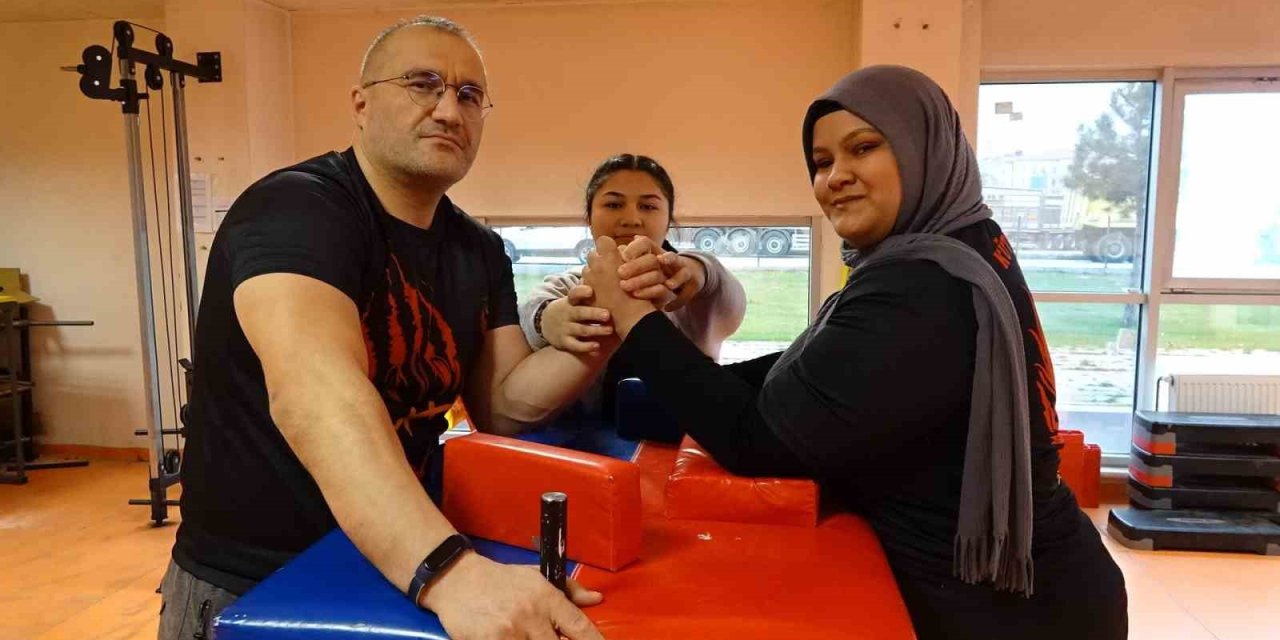 Asude Sarı, Bilek Güreşinde Avrupa Şampiyonu Oldu