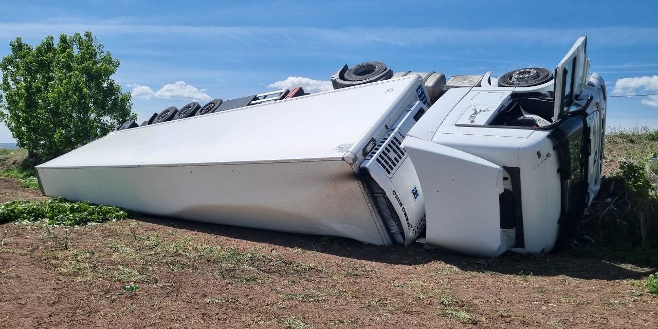Tır Şarampole Devrildi, Sürücü Yara Almadan Kurtuldu
