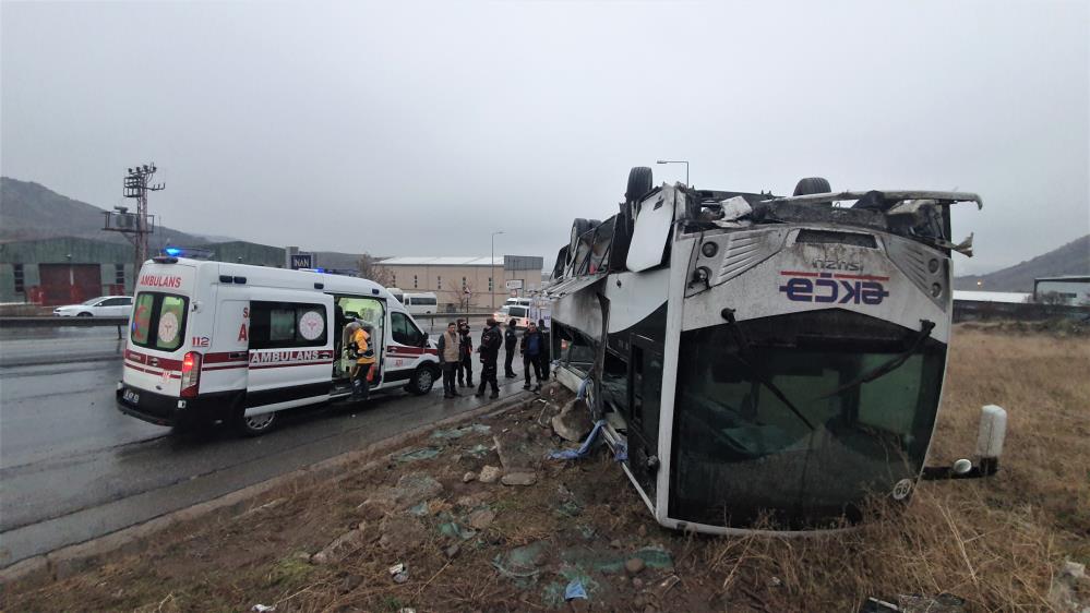 Kayseri'de yoldan çıkan işçi servisi takla attı: 1'i ağır 22 yaralı