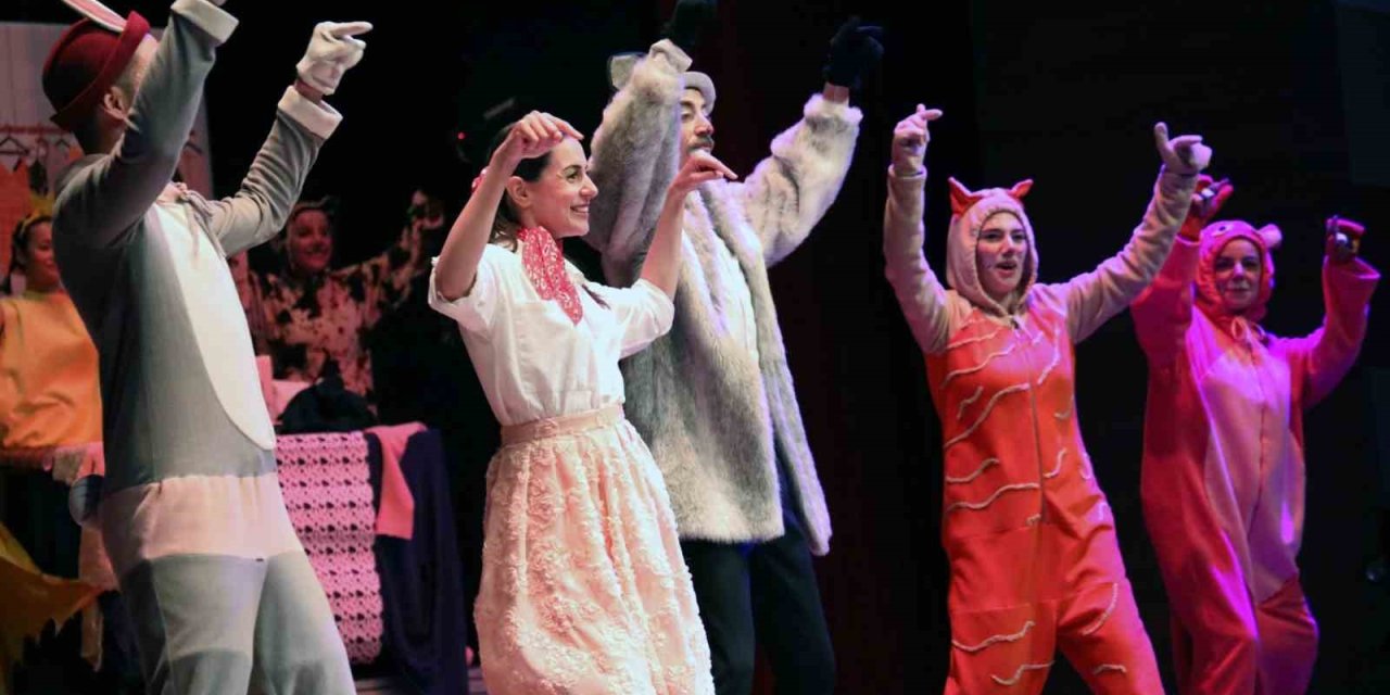 Menteşe Belediye Tiyatrosu Kapalı Gişe Oynuyor