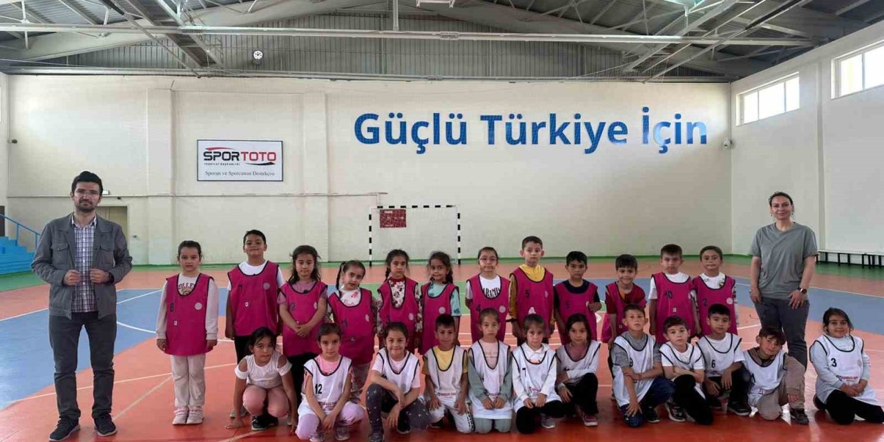 Eskil’de Geleneksel Çocuk Oyunları Oynanıyor