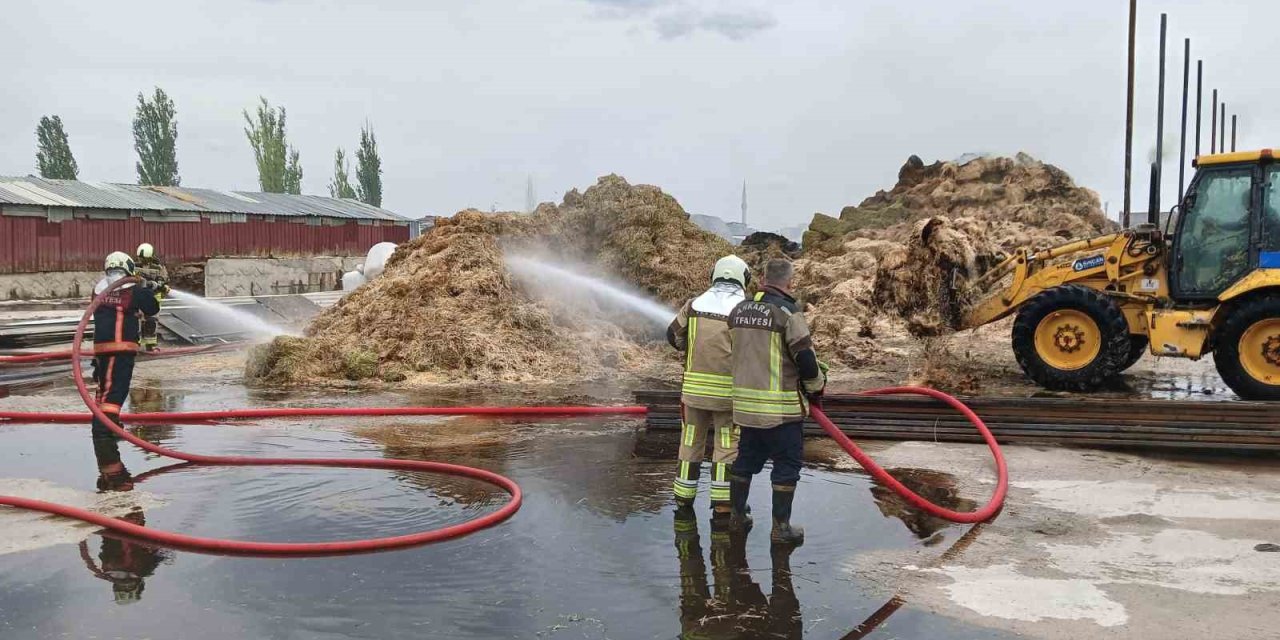 Kaynak Makinesinden Çıkan Kıvılcımlar İstiflenmiş Saman Balyalarını Küle Çevirdi