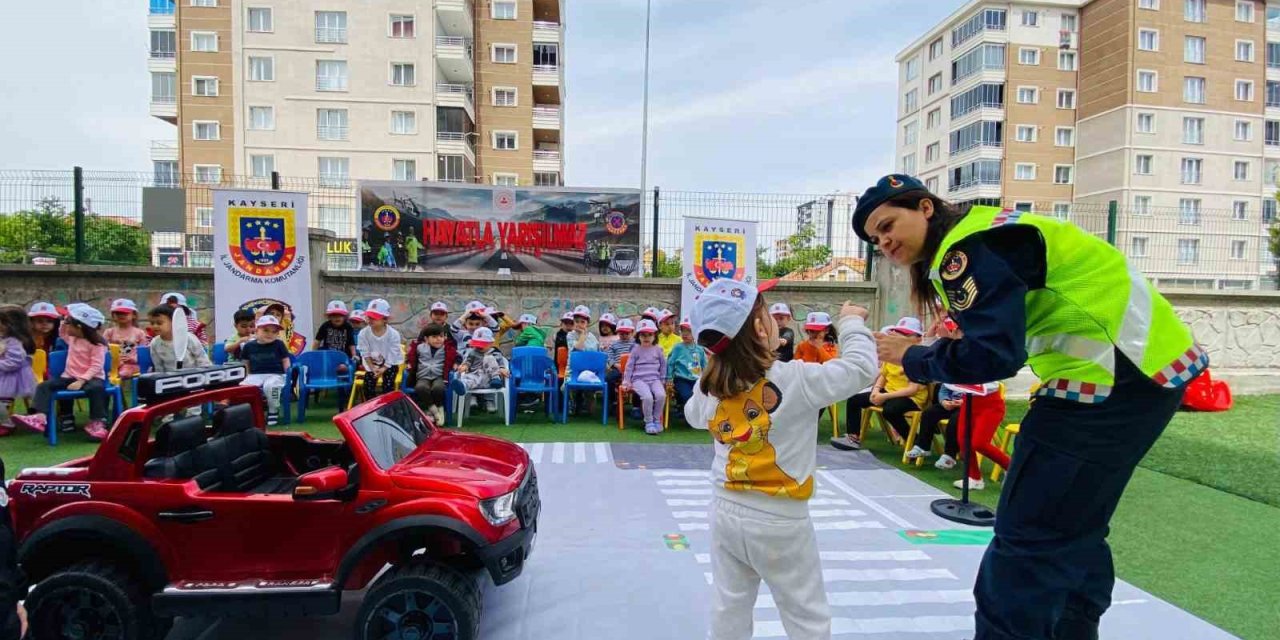 Jandarmadan Öğrencilere Trafik Eğitimi