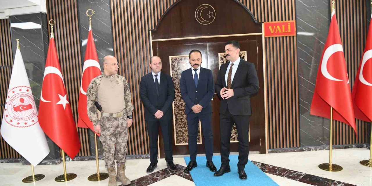 Misafirlikteyken Yan Komşuyu Hayata Bağlayan Polislere Takdir Belgesi Verildi