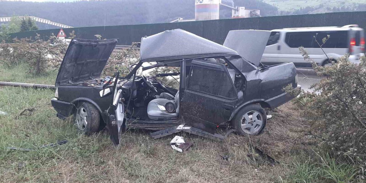 Direğe Çarpan Otomobil Hurdaya Döndü, Sürücü Ağır Yaralandı