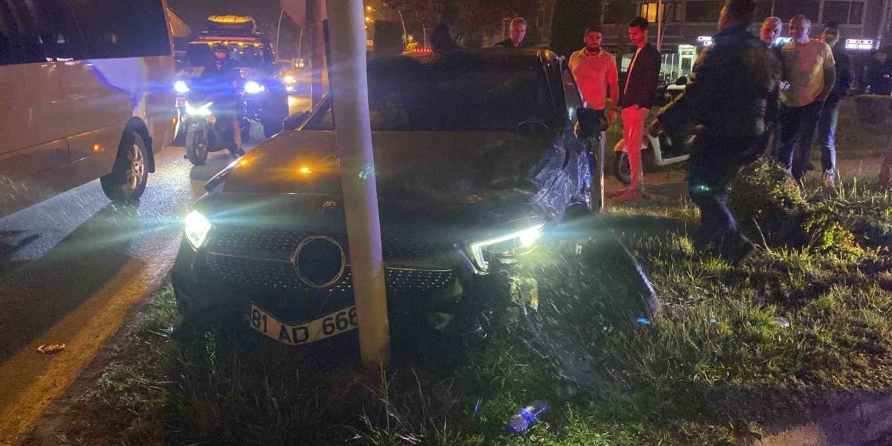 Otomobil İle Hafif Ticari Araç Çarpıştı: 3 Yaralı