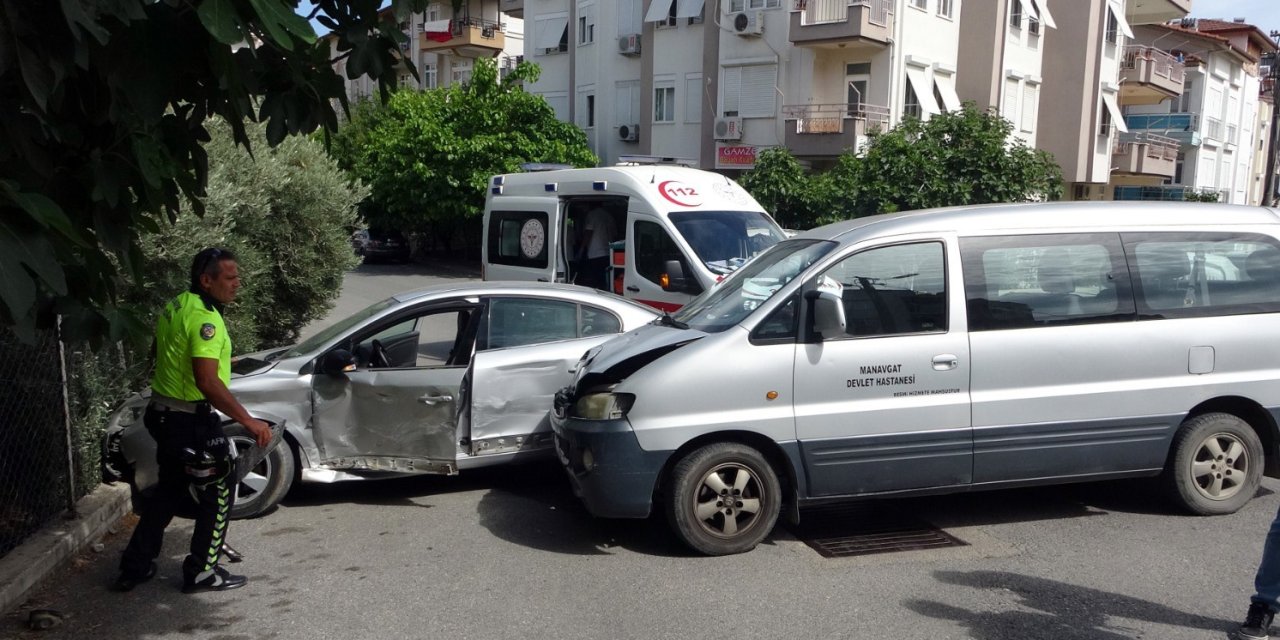 Resmi Araç İle Otomobil Çarpıştı: 1 Yaralı