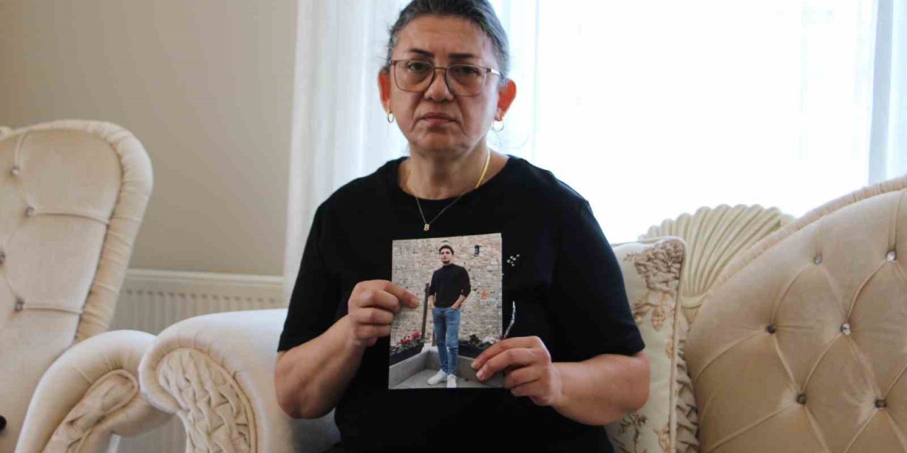 Evladından Depremden Bu Yana Haber Alamayan Anne: “Batuhan Olsaydı Gelirdi, Öperdi Hediyesini Verirdi”