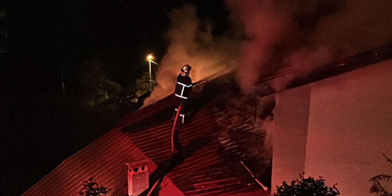 Rize'de 2 Katlı Evde Yangın