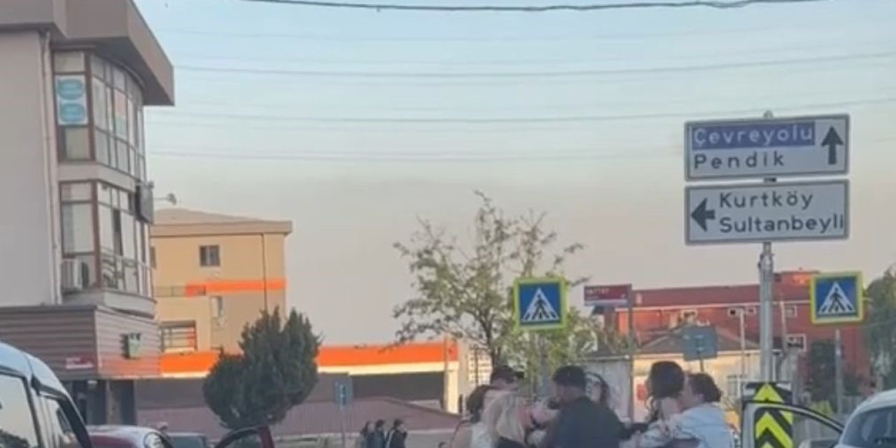 Pendik’te Kadın Sürücüler Kavga Etti, Tekmeler Havada Uçuştu