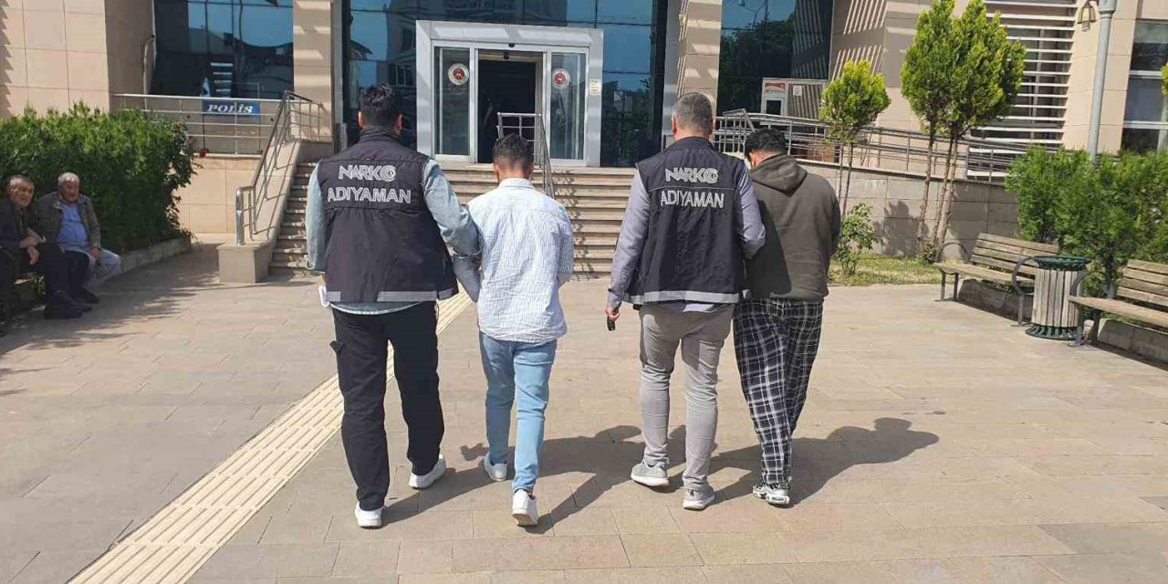 Polis Uyuşturucu Ve Silah Ele Geçirdi