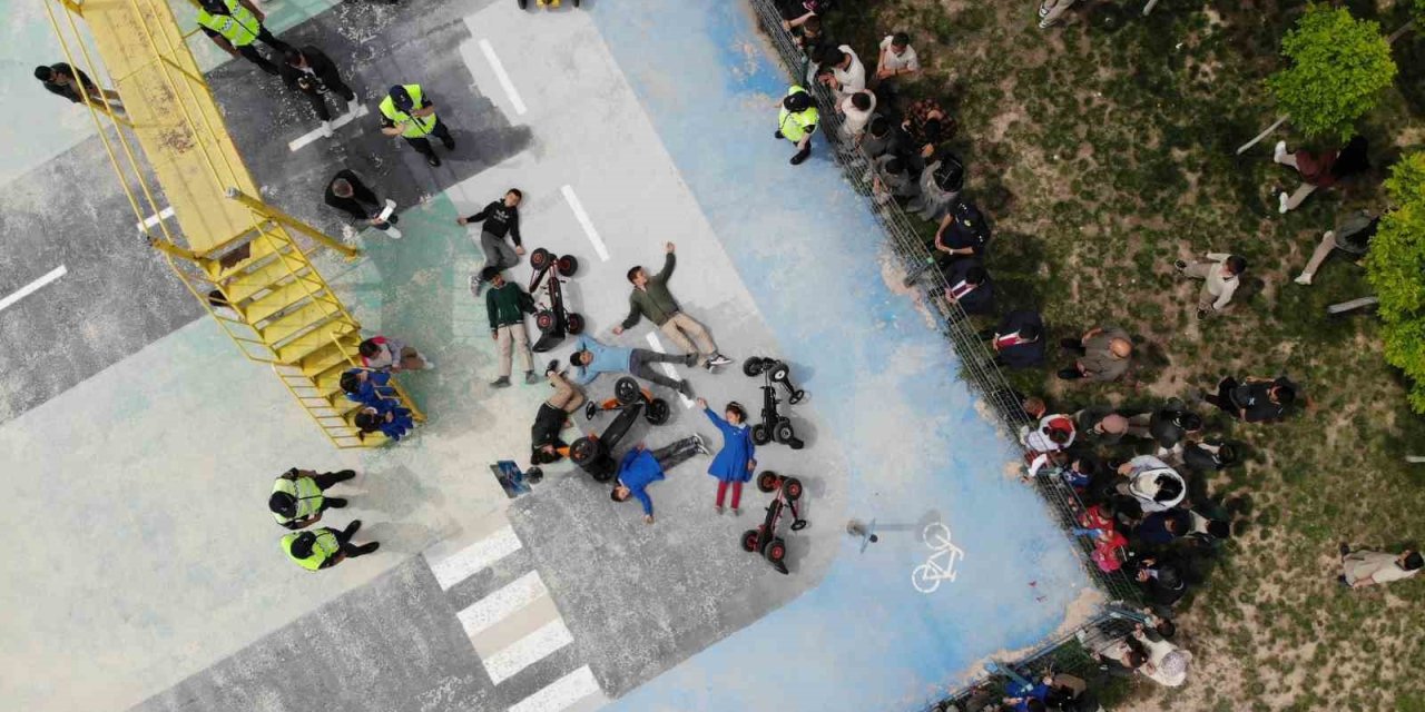 Minik Öğrencilere Canlandırmalı Kaza Anında Müdahale Eğitimi