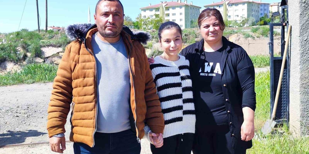 Kızına Ve Kendisine Saldıran 4 Köpeği Vurarak Telef Etti