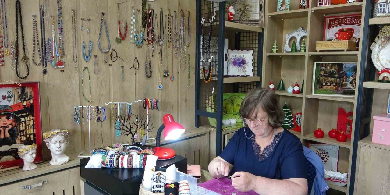 Türkiye’de Yaşayan Alman Vatandaş, ‘Aile Ortamı Gibi’ Dediği Pendik Halk Eğitimi Merkezi’nde Ele Emeği Ürünler Üretiyor