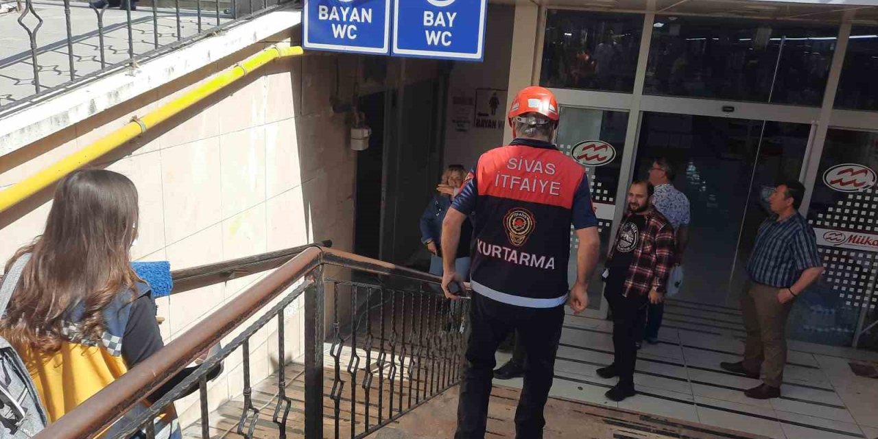 Ayağı Kayıp Kafasını Çarpan Yaşlı Adam Hayatını Kaybetti