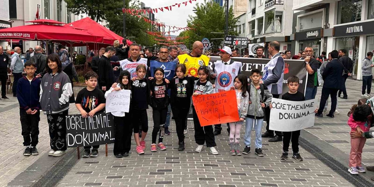 Uşak’ta Eğitim Sendikası Üyesi Öğretmenler İş Bıraktı