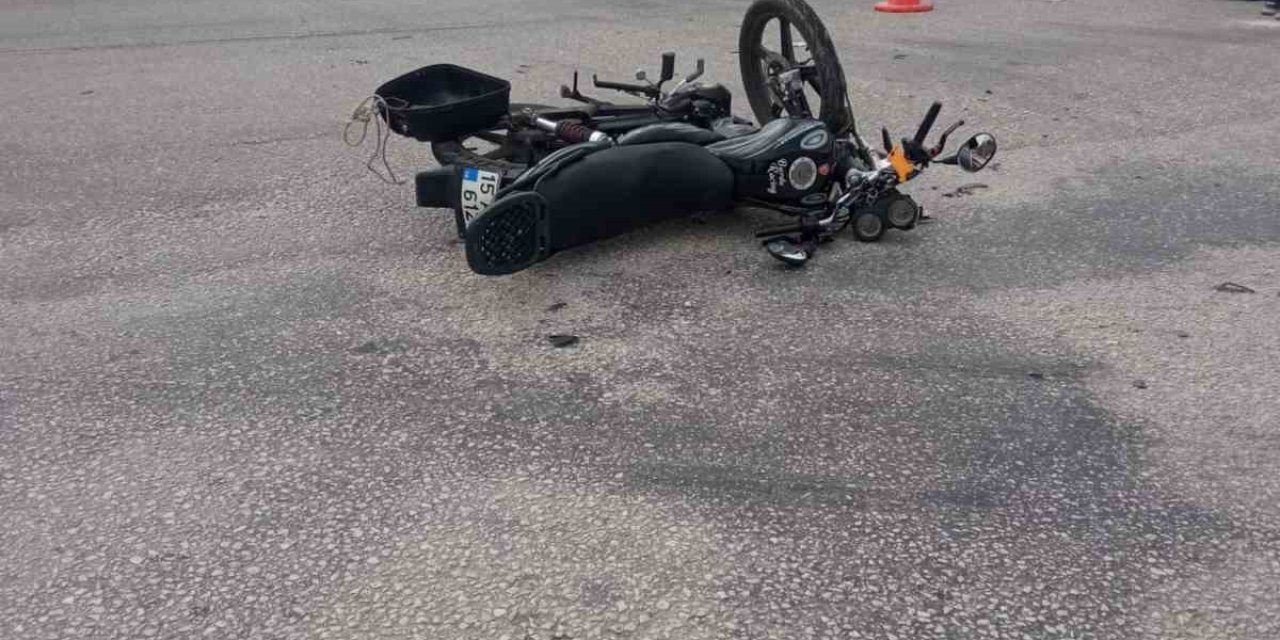 Burdur’da Seyir Halindeki Motosiklet Kavşağa Kontrolsüz Giren Otomobile Çarptı, 2 Yaralı