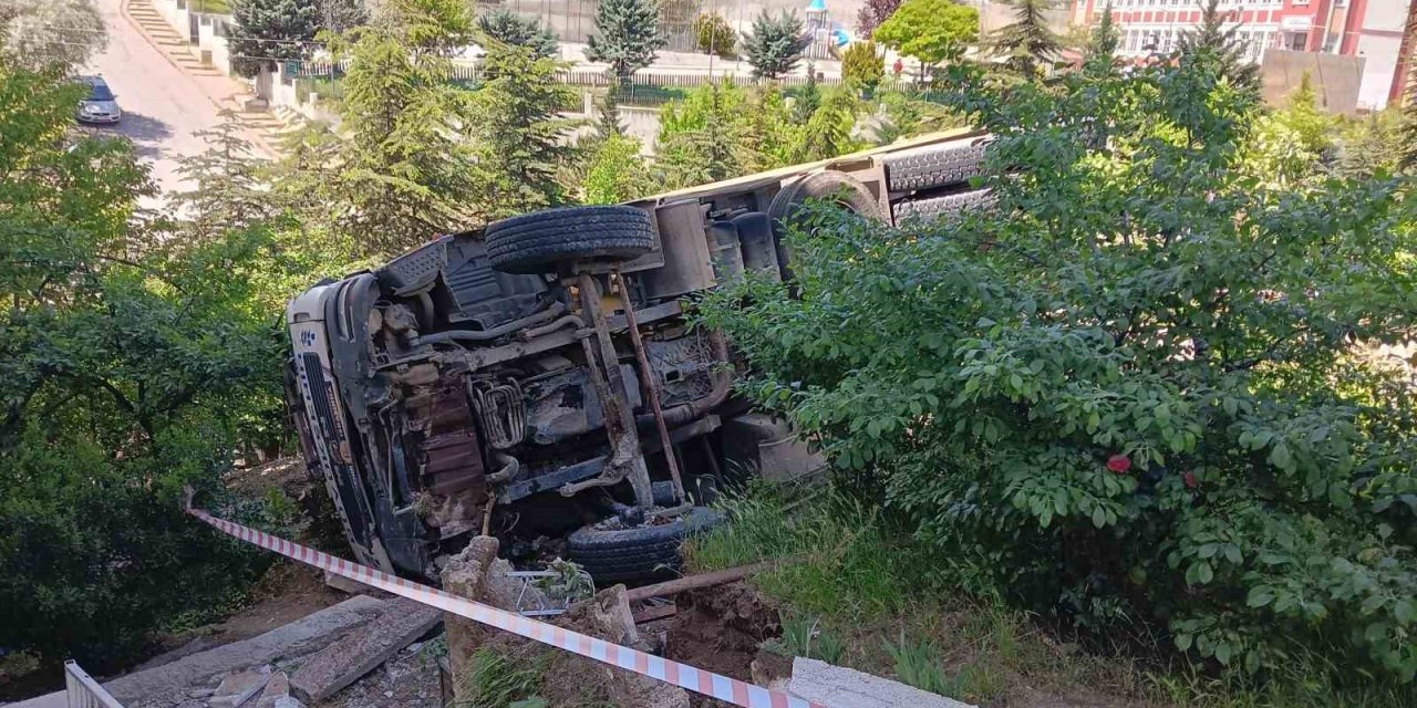 Freni Arızalanan Belediye Kamyonu Apartmanın Bahçesine Devrildi